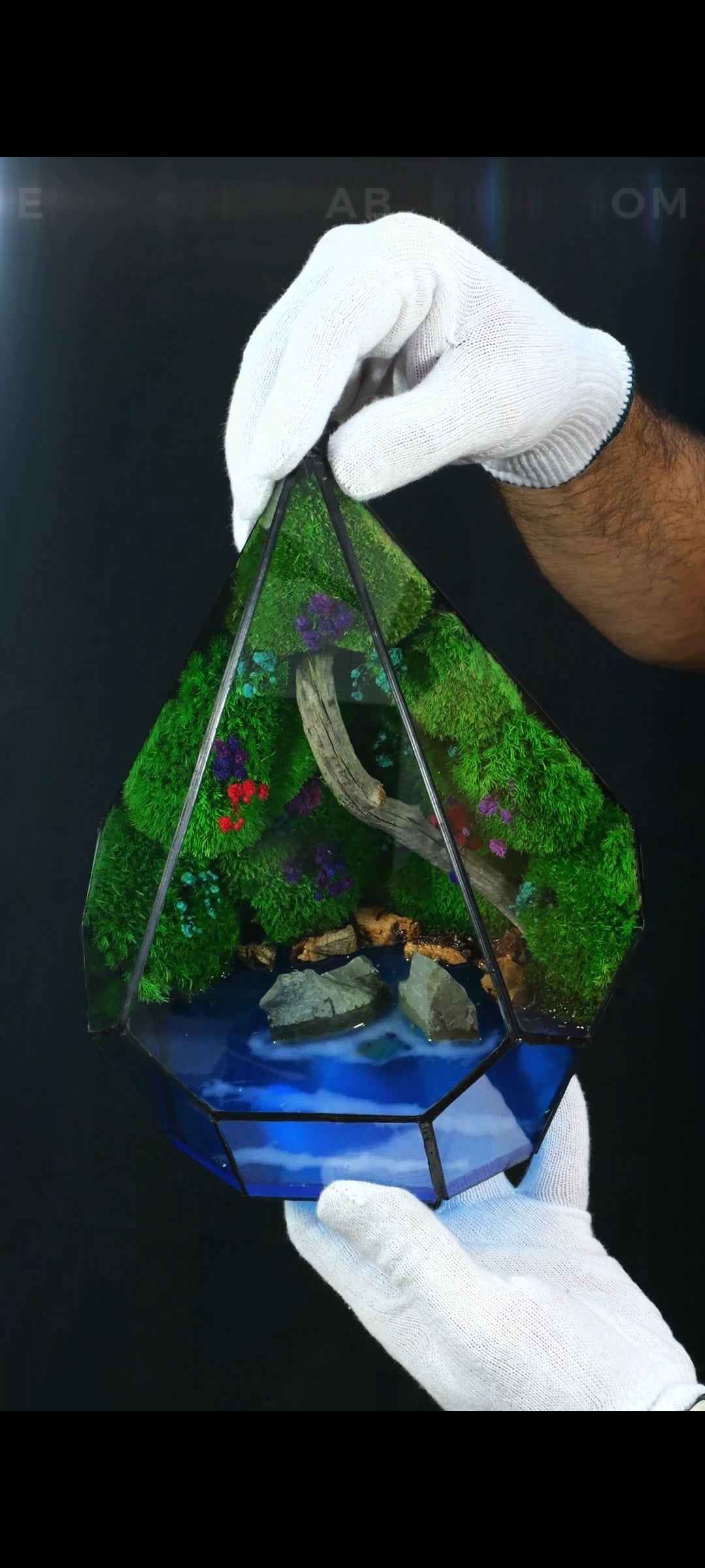 Terrarium N°055 – Lago di Resina Luminescente | Ecosistema in Vetro Artigianale
